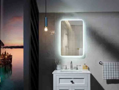 Fornitore all'ingrosso della fabbrica Oscuramento Decorazione domestica Mobili per saloni di bellezza Montaggio a parete LED Smart Makeup Specchio da bagno per hotel con deumidificazione e orologio digitale